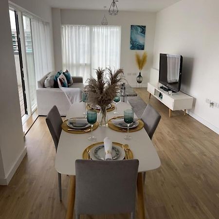Contemporary Urban Retreat, 2-Bedroom Haven By London City Airport المظهر الخارجي الصورة