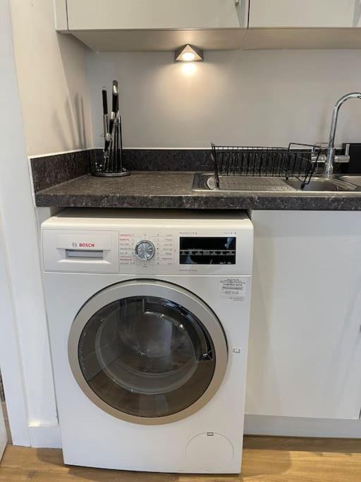 Contemporary Urban Retreat, 2-Bedroom Haven By London City Airport المظهر الخارجي الصورة