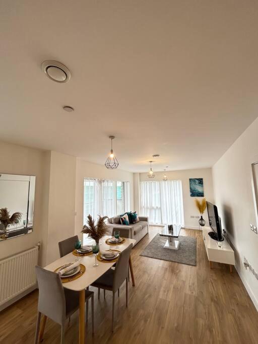 Contemporary Urban Retreat, 2-Bedroom Haven By London City Airport المظهر الخارجي الصورة