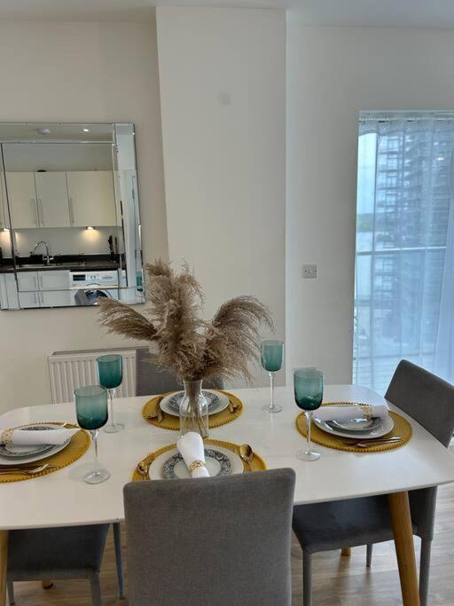 Contemporary Urban Retreat, 2-Bedroom Haven By London City Airport المظهر الخارجي الصورة