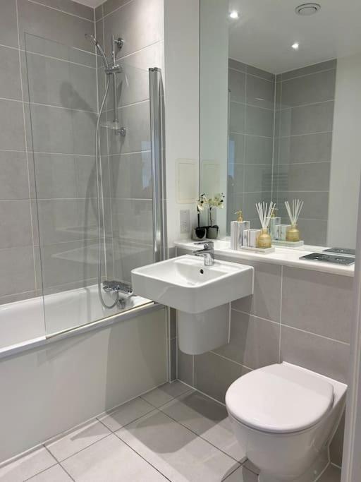 Contemporary Urban Retreat, 2-Bedroom Haven By London City Airport المظهر الخارجي الصورة