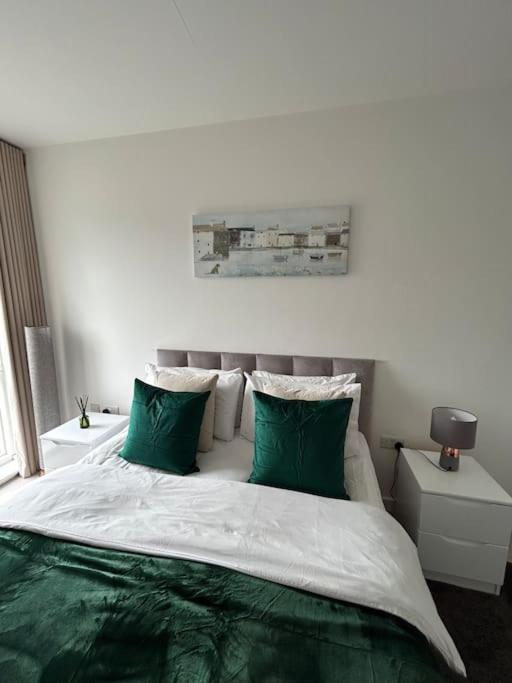 Contemporary Urban Retreat, 2-Bedroom Haven By London City Airport المظهر الخارجي الصورة