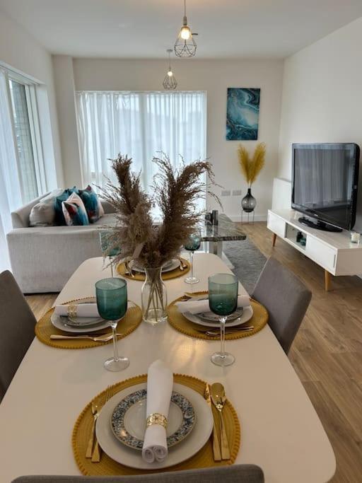 Contemporary Urban Retreat, 2-Bedroom Haven By London City Airport المظهر الخارجي الصورة