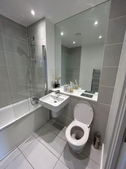 Contemporary Urban Retreat, 2-Bedroom Haven By London City Airport المظهر الخارجي الصورة