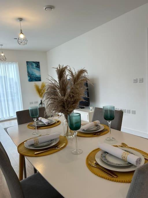 Contemporary Urban Retreat, 2-Bedroom Haven By London City Airport المظهر الخارجي الصورة
