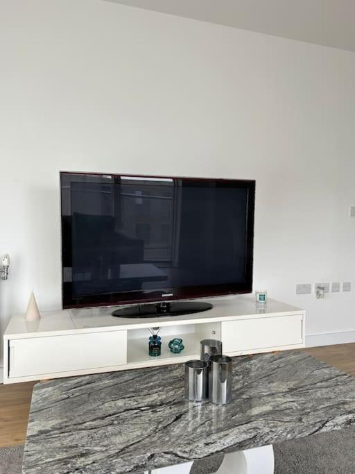 Contemporary Urban Retreat, 2-Bedroom Haven By London City Airport المظهر الخارجي الصورة