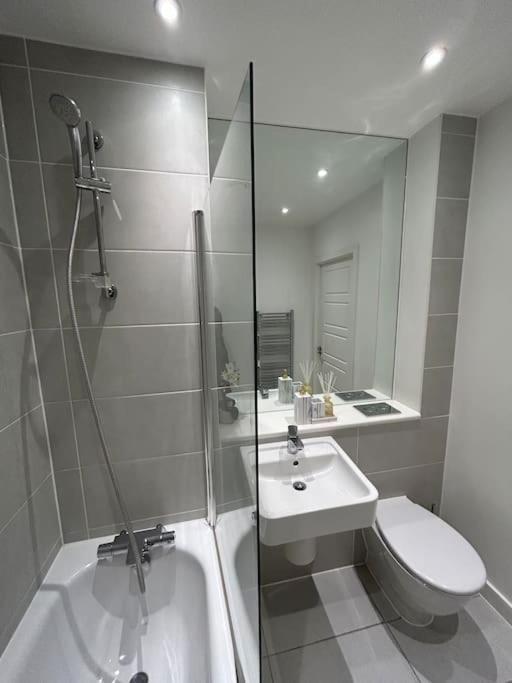 Contemporary Urban Retreat, 2-Bedroom Haven By London City Airport المظهر الخارجي الصورة