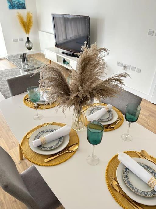 Contemporary Urban Retreat, 2-Bedroom Haven By London City Airport المظهر الخارجي الصورة