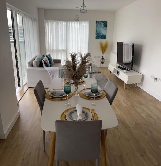 Contemporary Urban Retreat, 2-Bedroom Haven By London City Airport المظهر الخارجي الصورة