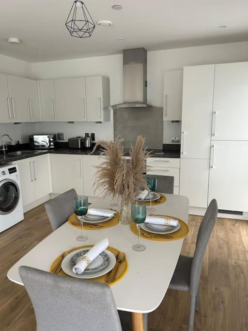 Contemporary Urban Retreat, 2-Bedroom Haven By London City Airport المظهر الخارجي الصورة