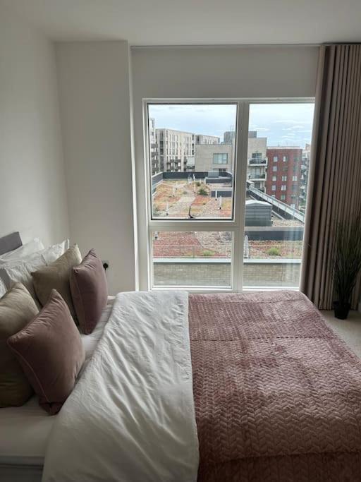 Contemporary Urban Retreat, 2-Bedroom Haven By London City Airport المظهر الخارجي الصورة
